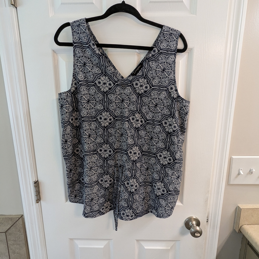 Silky Banana Republic Navy Blue and White Sleeveless Tie Front Tank Top